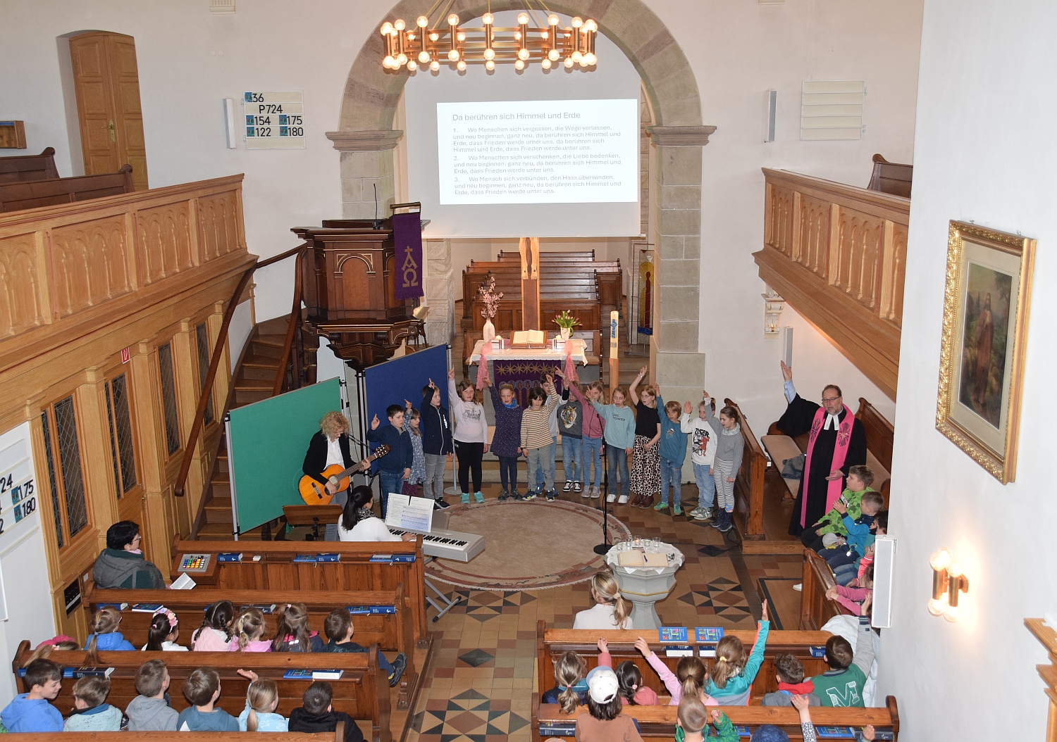 Foto vom Gottesdienst mit Kindern, die etwas vorsingen